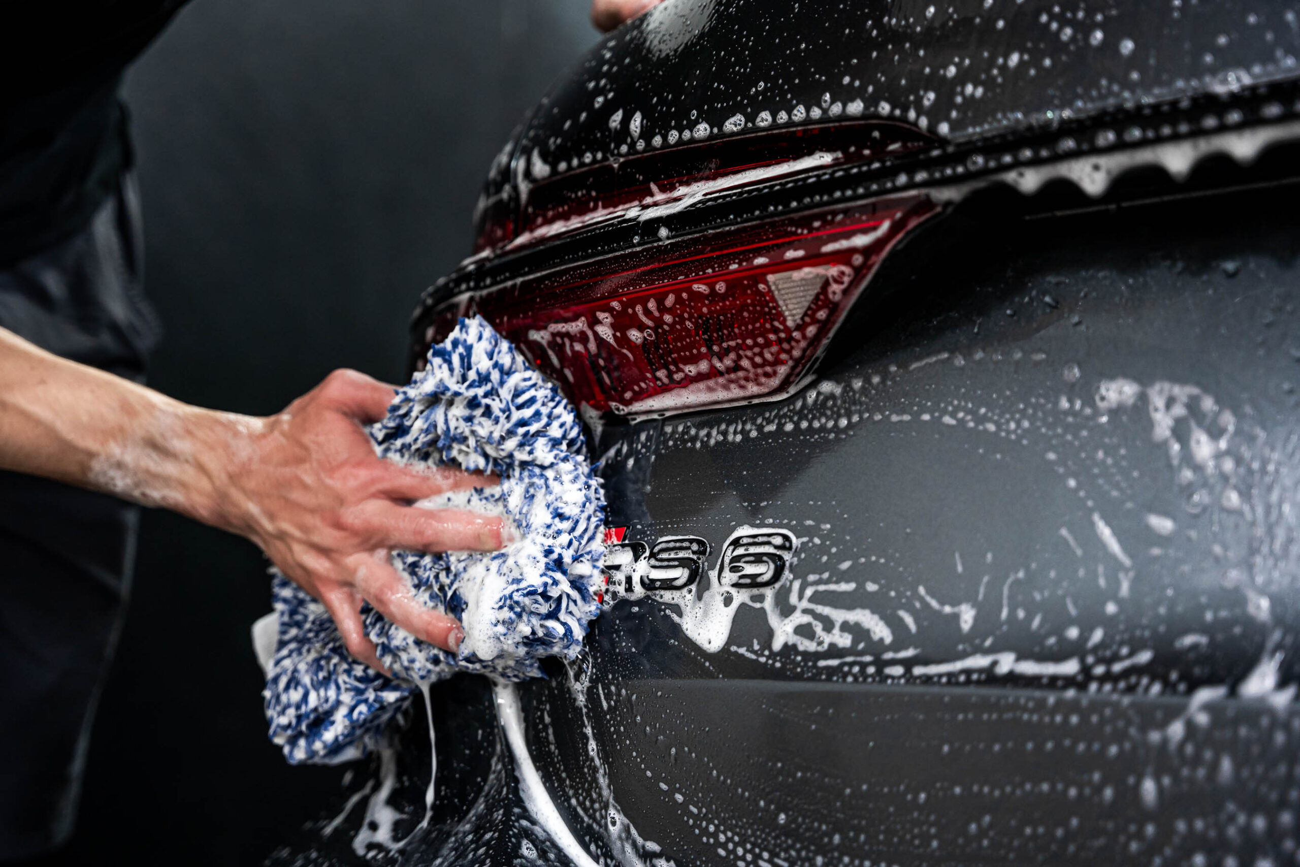 Using a wash mitt to do a contact wash